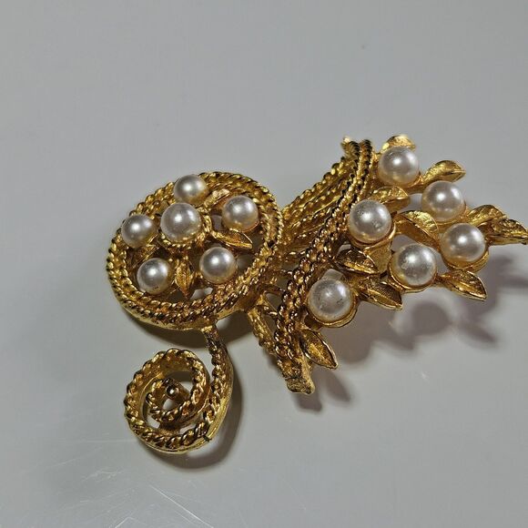 Vintage Gold Tone Faux Pearl Wheel Barrel of Flowers Pin Brooch - Picture 9 of 11